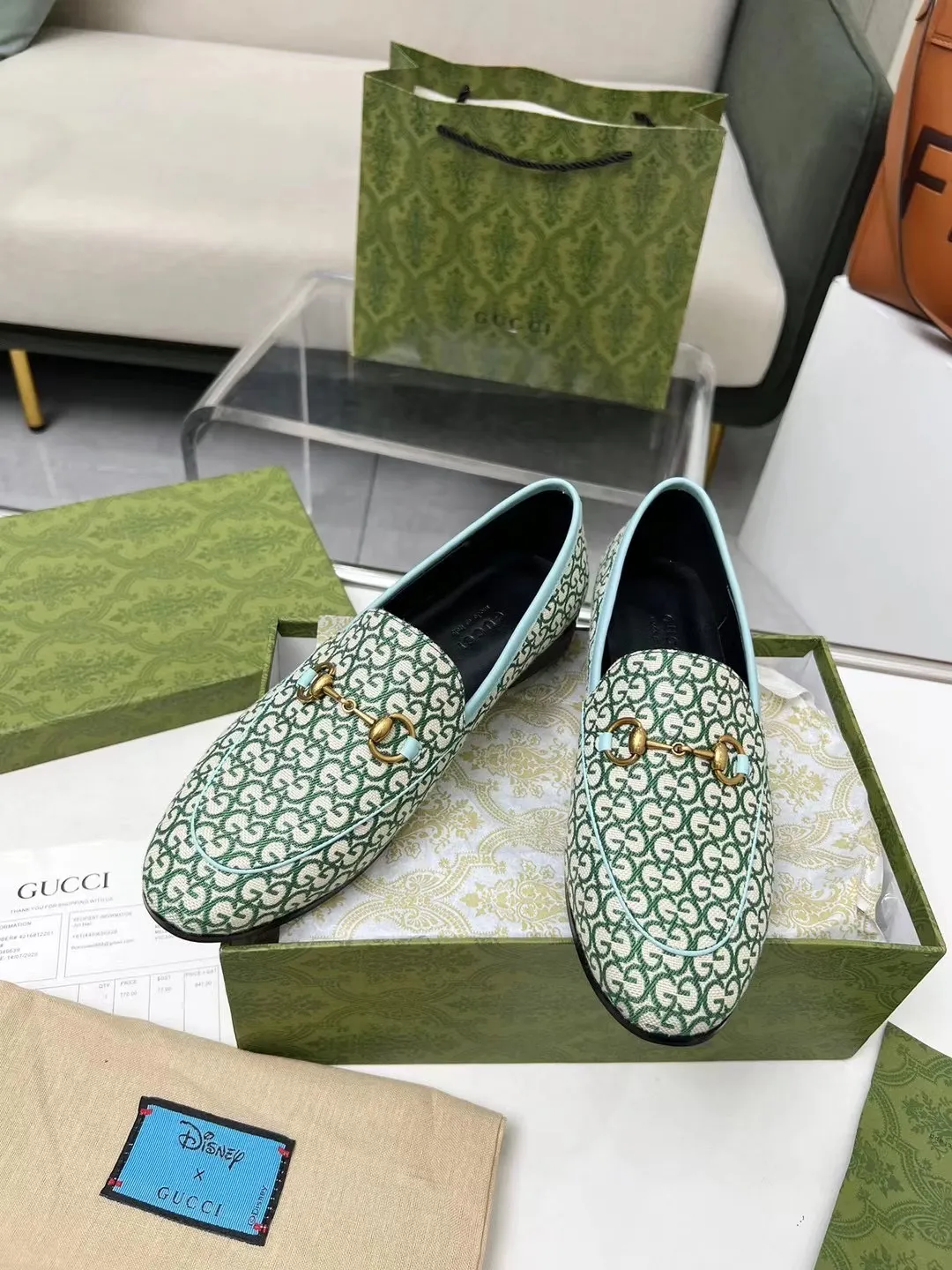 👟👟Ex-factory price 380👟👟 Genuine leather sole +50 Men +20 GUCCI latest fabric, double G side, chasing fashion, special matching, worth owning, super comfortable on the feet, generous and decent. Heel height 2Cm. Multiple colors to choose from: sizes 35-42, the picture above is a big seller. Male 38-46